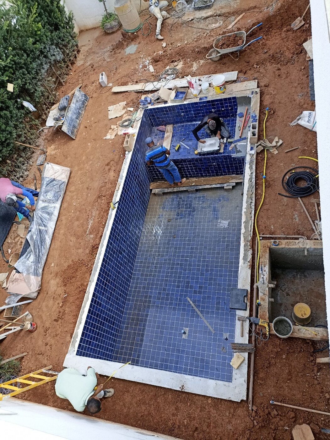 Acabamento da piscina e área externa