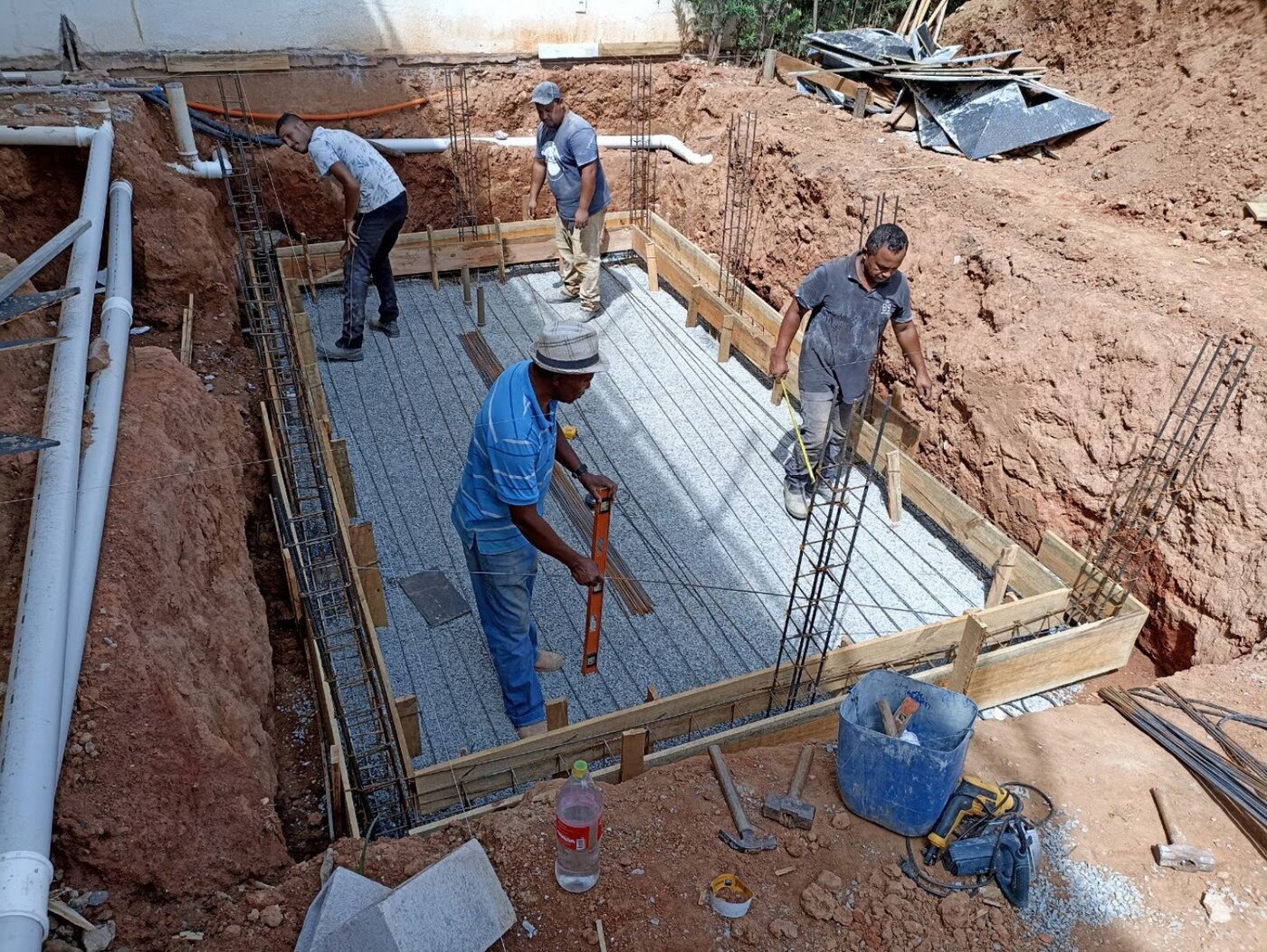 Estrutura e armação da piscina em construção