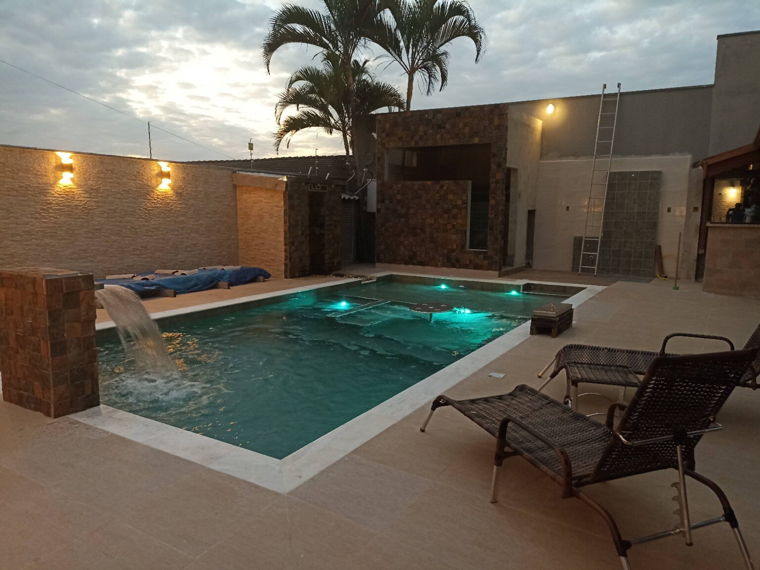 Piscina concluída com cascata em funcionamento