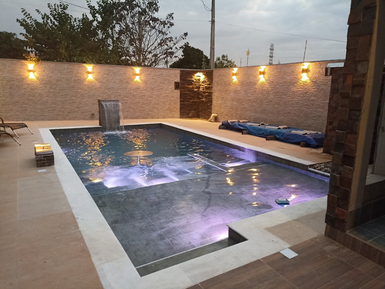 Resultado final da piscina reformada ao anoitecer
