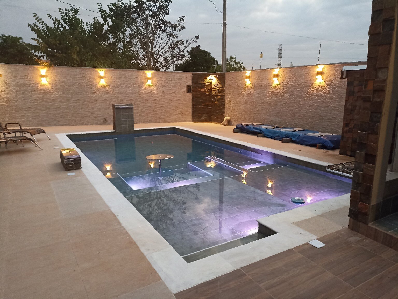 Piscina reformada com iluminação subaquática