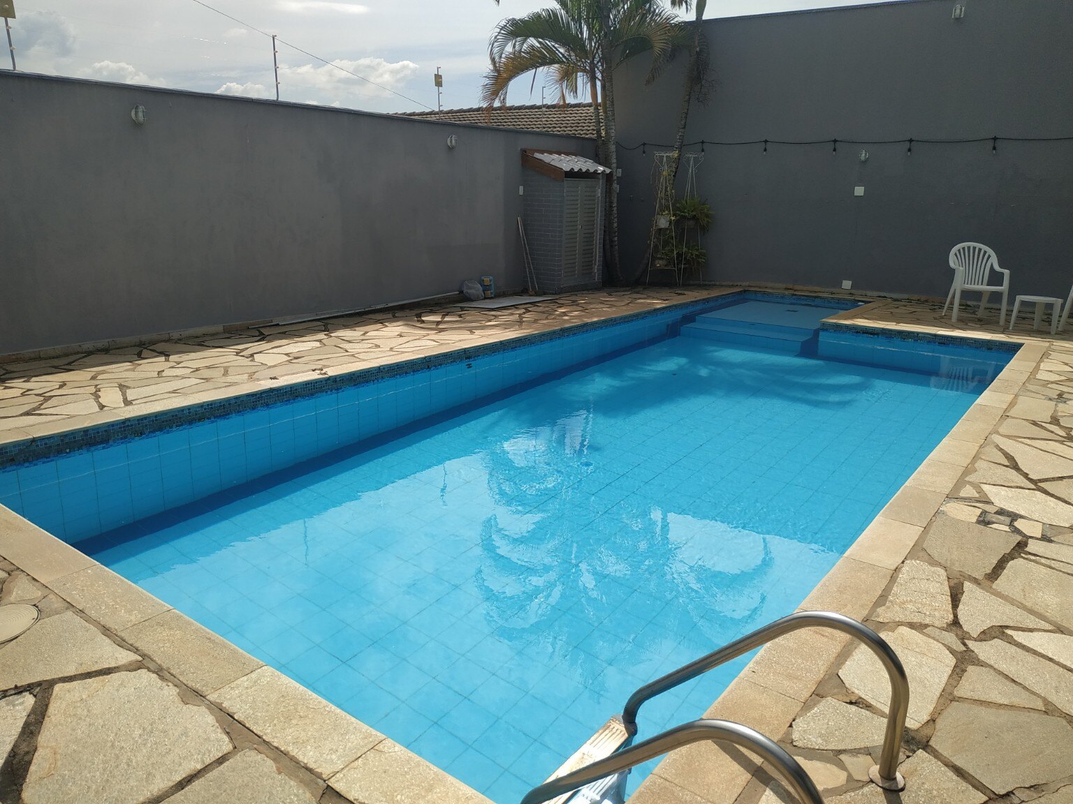 Vista geral da piscina antes da reforma